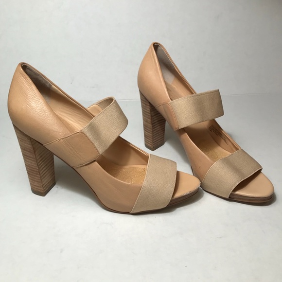 Banana Republic Shoes - Banana Republic Nude/Tan Leather Stacked Heel